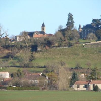 Vue de l'église depuis le chemin de la Rougerie