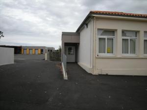 Ecole primaire et vue sur l'école maternelle